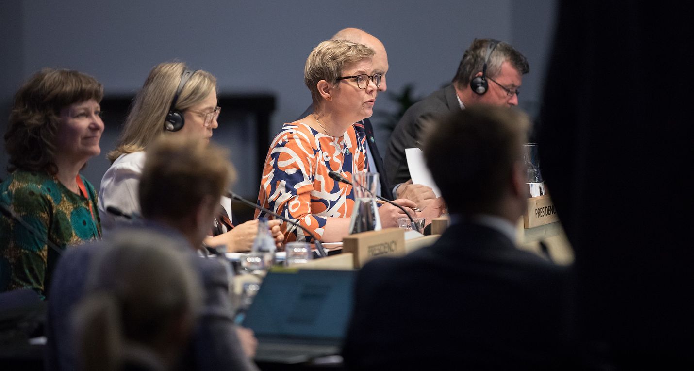 Ympäristö- ja ilmastoministeri Krista Mikkonen johtaa epävirallista ympäristöministeriöiden kokousta, jossa esillä ovat ilmastonmuutos, biodiversiteetti ja kiertotalous.
