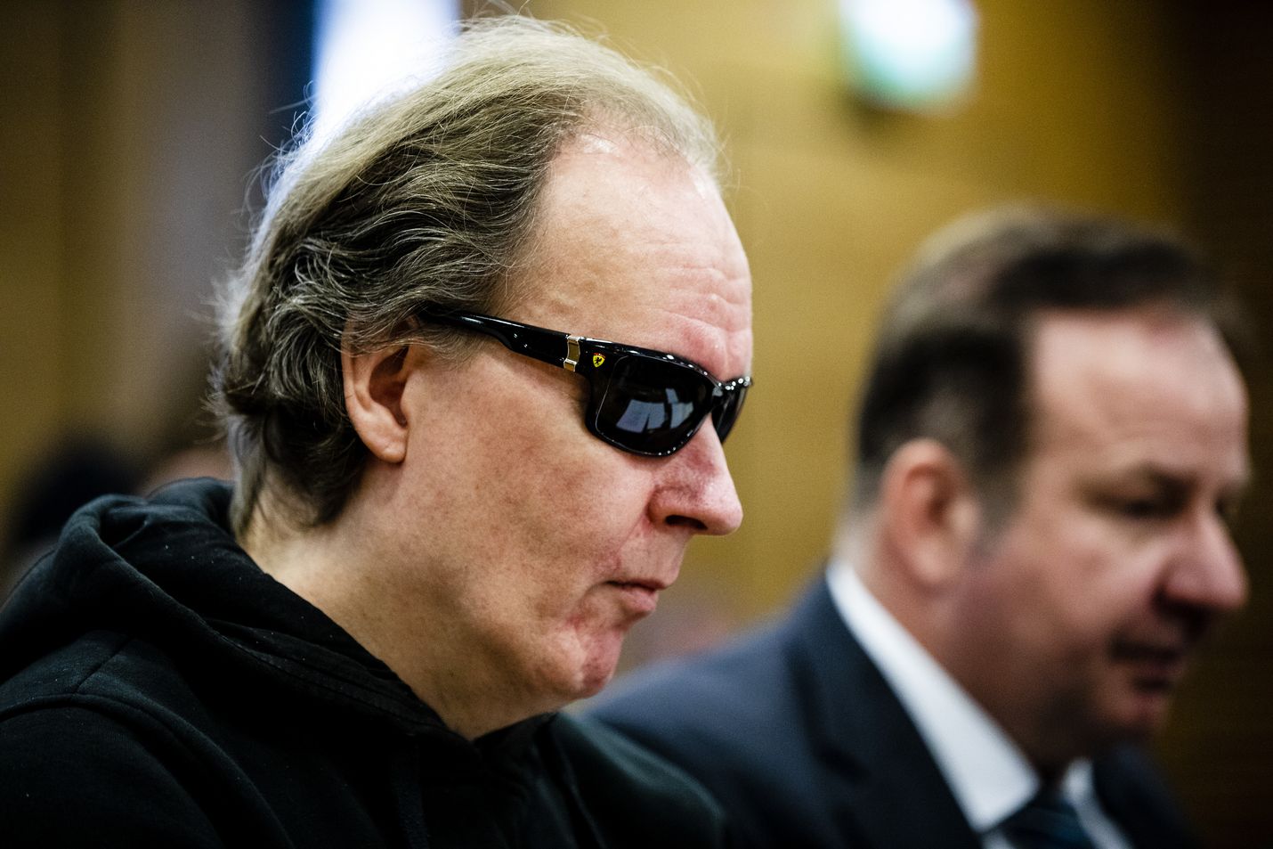 Helsingin hovioikeus on määrännyt sarjakuristajana tunnetun Michael Penttilän (vas.) mielentilan tutkittavaksi. Hovioikeudessa Penttilää puolustaa asianajaja Kari Eriksson.