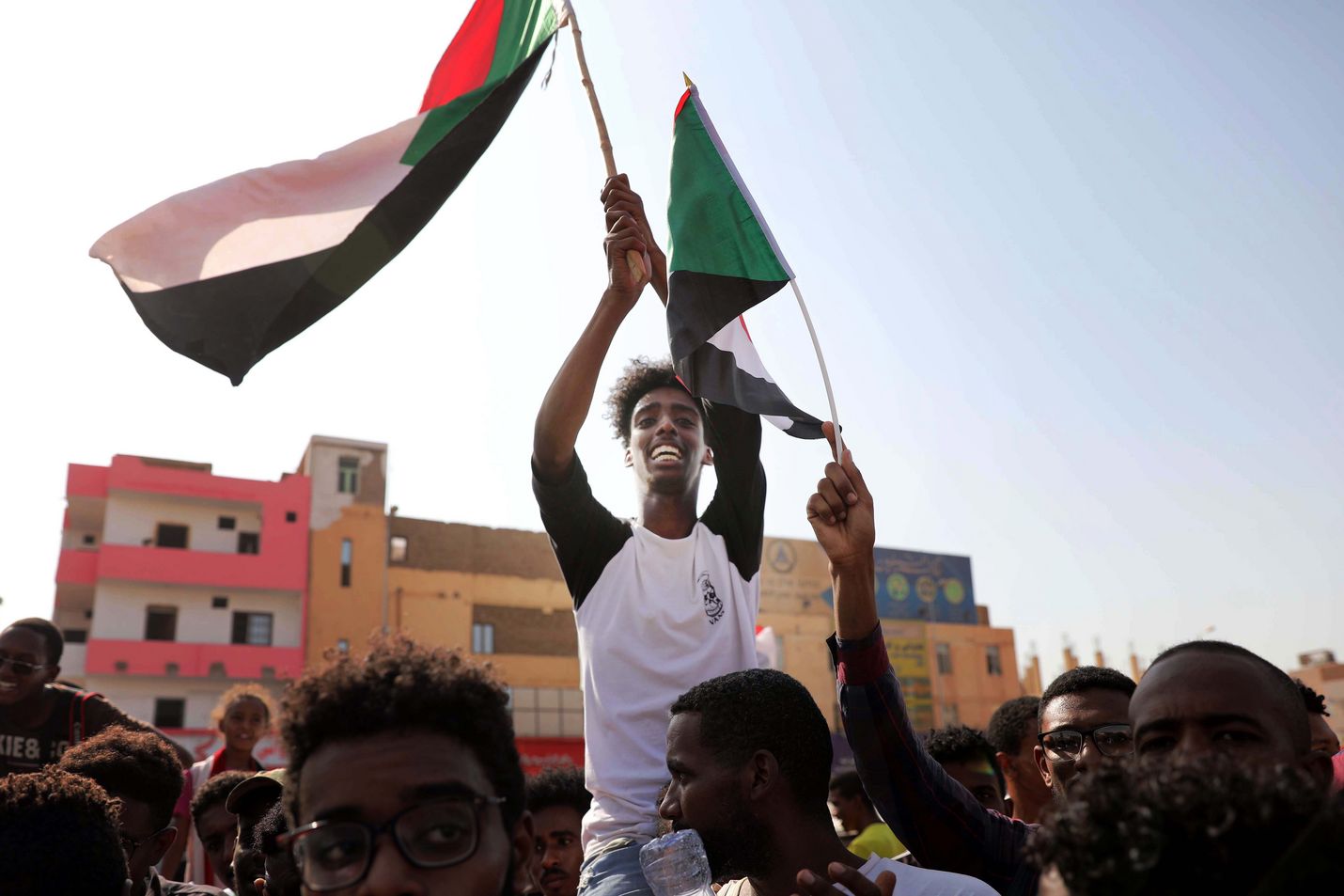 Mielenosoittajat ovat iloinneet viime viikolla tehdystä sopimuksesta, joka antaa toivoa demokraattisemmasta hallinnosta Sudanissa.