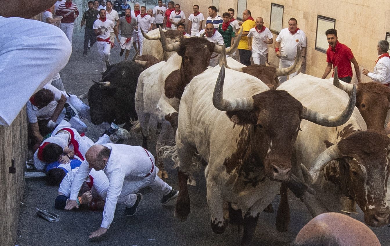 Keskiajalta peräisin oleva härkäjuoksu on osa Espanjan härkätaisteluperinnettä. Härkätaisteluja on kritisoitu laajasti maailmalla. Myöskään Espanjassa niiden suosio ei ole takavuosien tasolla.