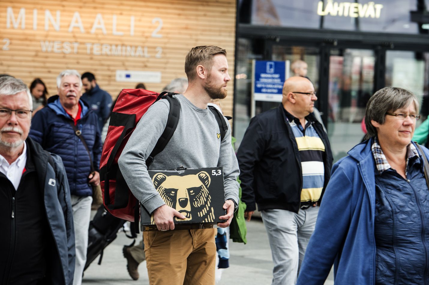Ville Jalava saapui Tallinnan-laivalta Helsinkiin mukanaan laatikollinen suomalaista olutta. Ostopäätöksen takana oli edullinen hinta. Panimoliiton mukaan Suomen olutvero on EU-maiden korkein.