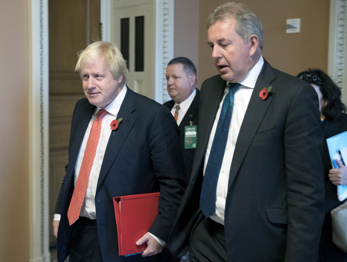 Boris Johnson ja entinen brittisuurlähettiläs Kim Darroch tapaamisessa Washingtonissa. Muun muassa BBC uutisoi, että Darroch olisi kirjoittanut vuodetun dokumentin sen jälkeen, kun silloinen Britannian ulkoministeri Boris Johnson vieraili Yhdysvalloissa vedotakseen Trumpin jäävän Iranin ydinsopimukseen.