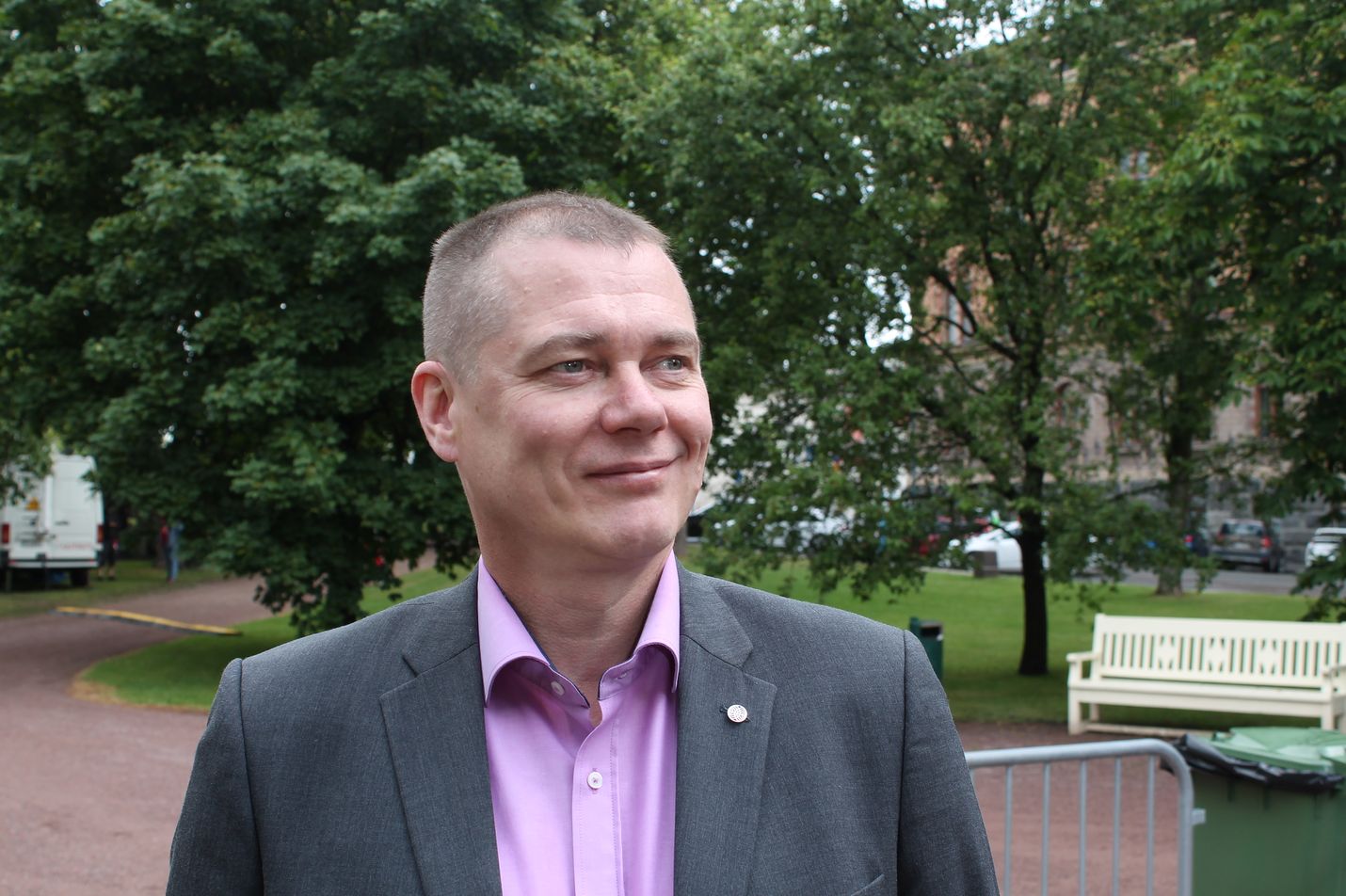 Lakisääteisenä tehtävänämme on tiedon vieminen eteenpäin. Koemme vastuullisuutta, kun yrityksistä ollaan meihin yhteydessä ja halutaan priorisoida toimia ja ymmärtää tilannetta, Ilmatieteen laitoksen pääjohtaja Juhani Damski sanoo.