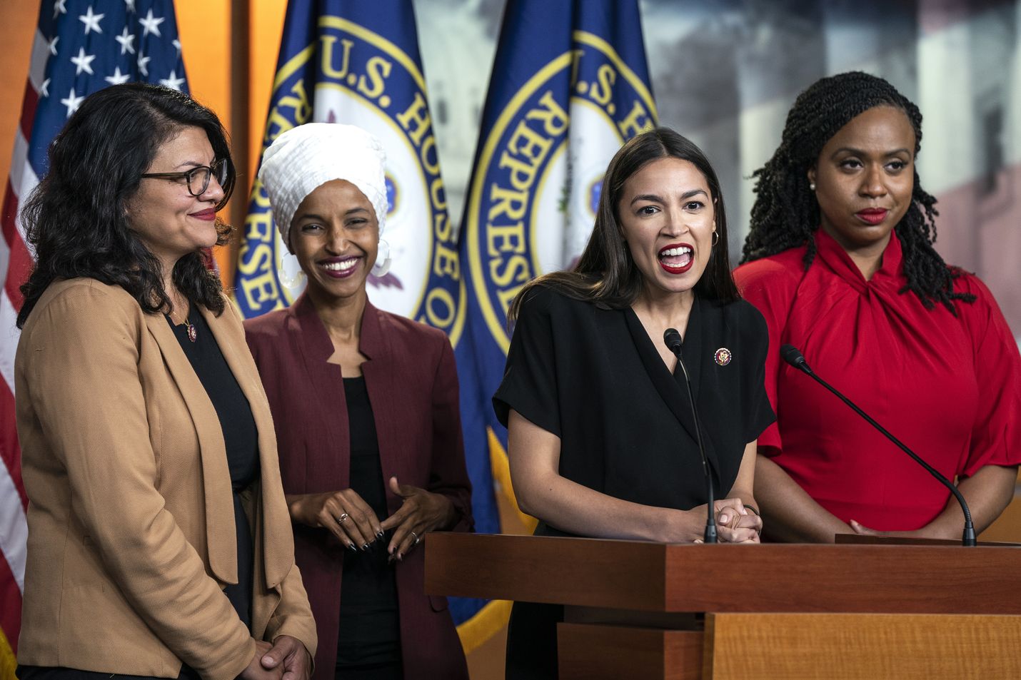 Demokraattien kongressiedustajat Rashida Tlaib (vas.), Ilhan Omar, Alexandria Ocasio-Cortez ja Ayanna Pressley kertoivat maanantaina pitävänsä presidentti Donald Turumpin tviittejä häiriötekijänä.
