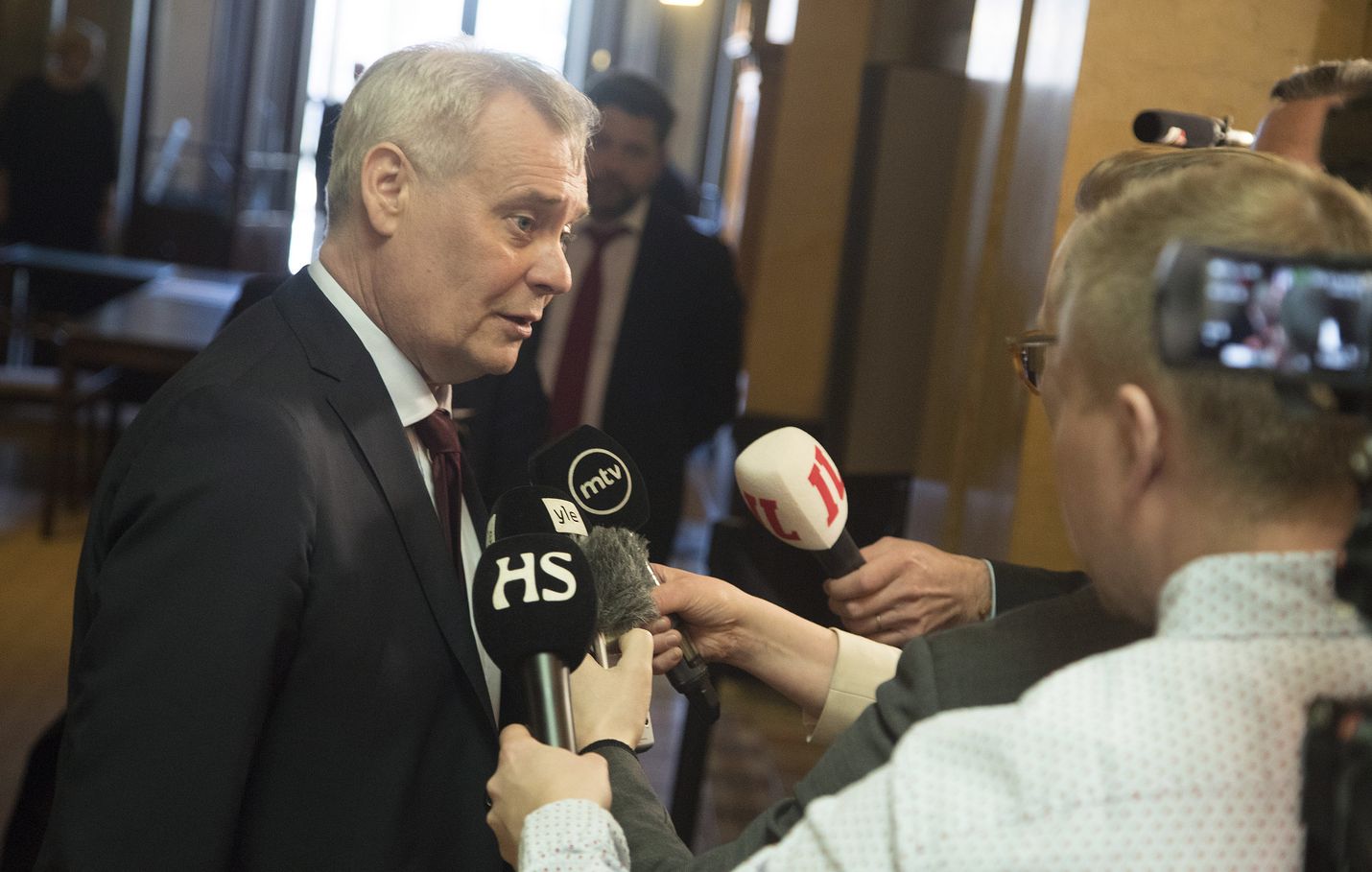 Al-Holin leirillä olevien Isis-naisten ja heidän lastensa tilanteet ovat aiheuttaneet poliittista kiistaa siitä, mitä leirillä oleville suomalaisille pitäisi tehdä. Pääministeri Antti Rinteen (sd.) mukaan tilannetta vaikeuttaa se, että heitä mahdollisesti epäillään rikoksista.