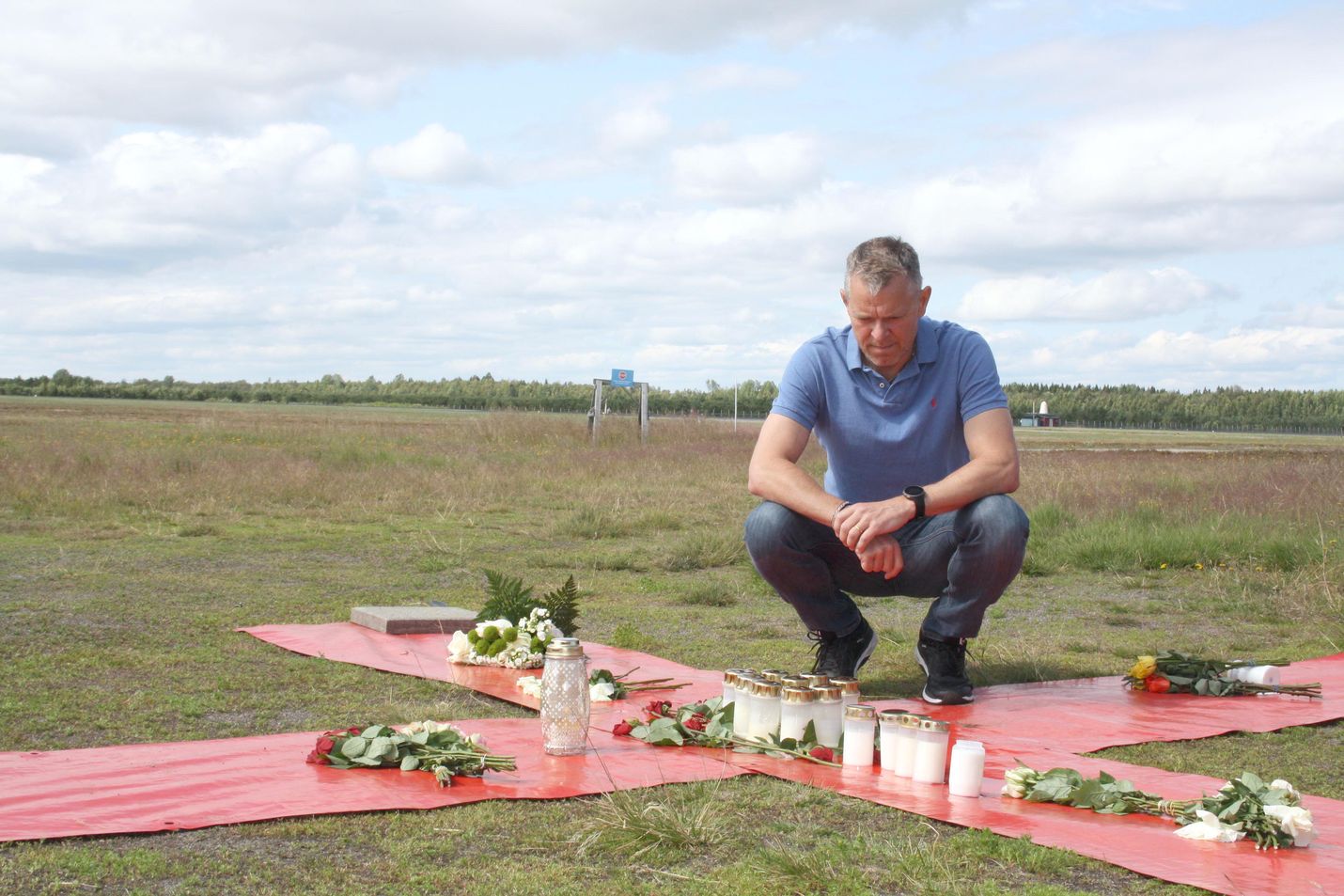 Johan Hellström tunsi hyvin kaikki sunnuntain lentoturmassa kuolleet. Osaa hän oli opettanut ja osan kanssa hän oli kilpaillut yhdessä muodostelmahypyssä.