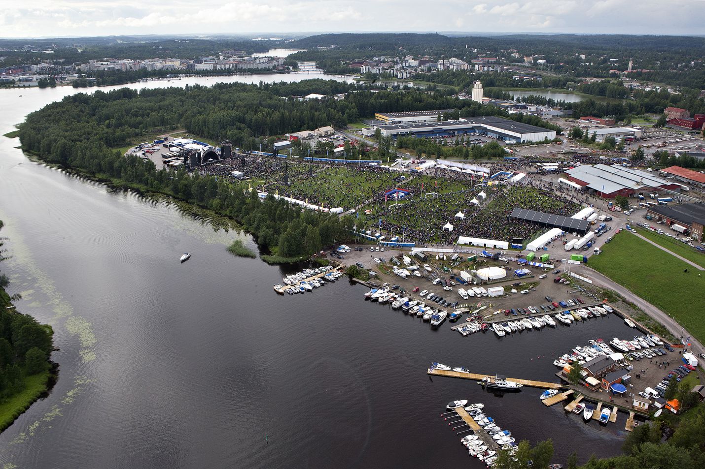 Kantolan tapahtumapuisto on yksi Helsingin ulkopuolisista keikka-areenoista. Avausvuonna 2015 AC/DC veti alueelle 55 000 katsojaa. Suuria konsertteja on järjestetty myös muualla Suomessa, esimerkiksi Porin Kirjurinluodossa.