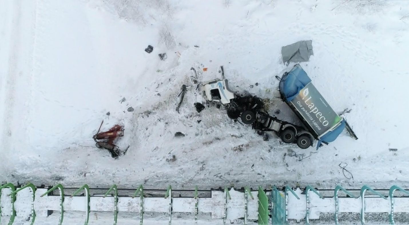 Otkes julkaisi Kemijärven tutkimuksen jälkeen kahdeksan suositusta, jotka kannattaisi vastaisuudessa ottaa huomioon onnettomuuksien välttämiseksi. Kuvassa Kemijärven onnettomuusrekka. Poliisi/Otkes.