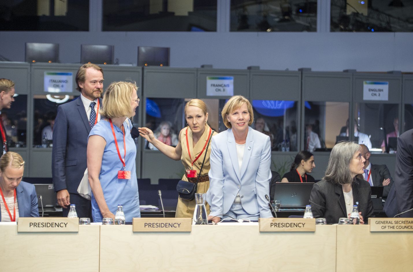 Suomen-kokousta puheenjohtanut oikeusministeri Anna-Maja Henriksson (rkp) kertoo, että EU suunnittelee kansalaiskampanjaa oikeusvaltion tarpeellisuudesta.