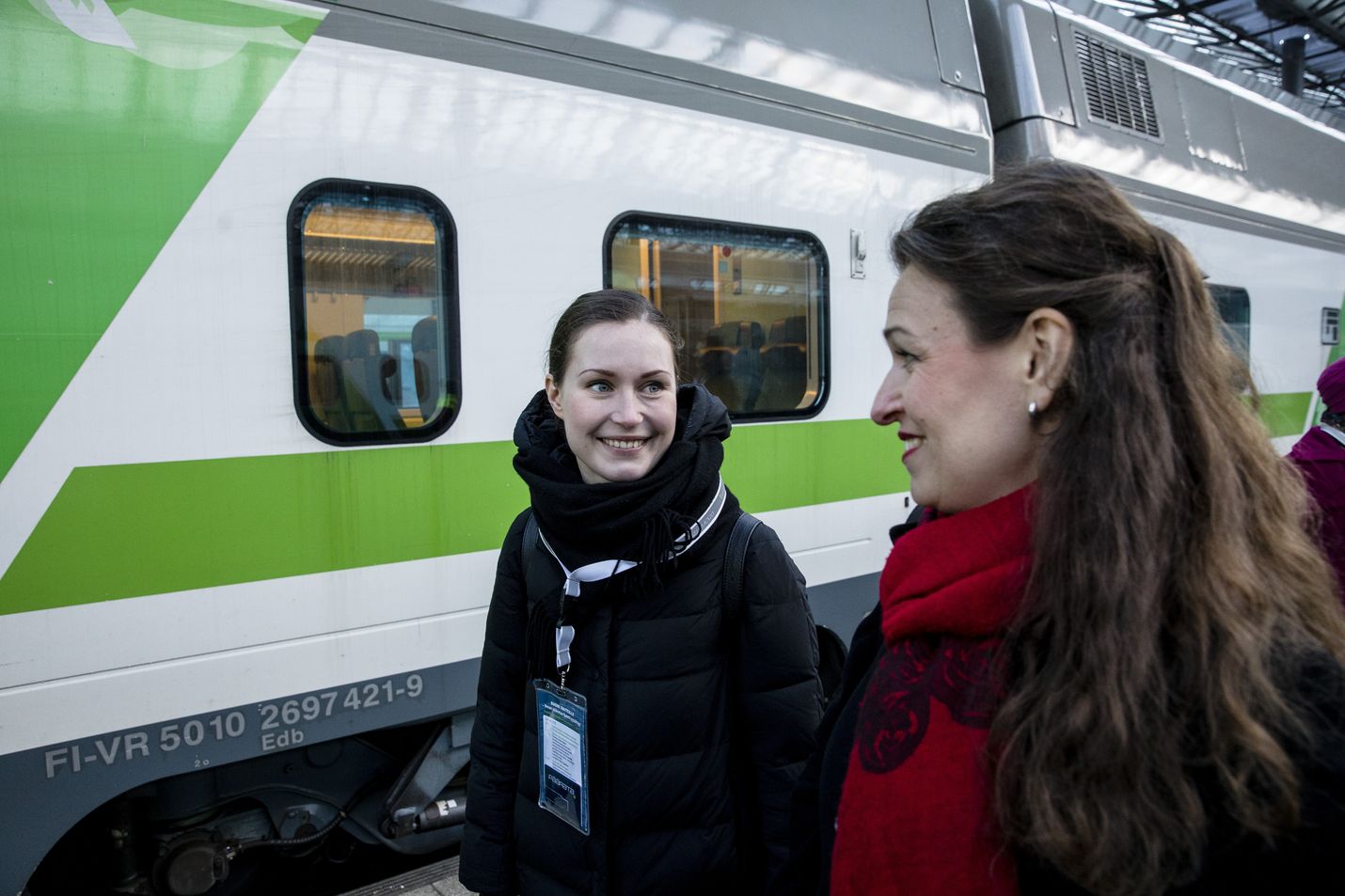 Tamperelainen liikenne- ja viestintäministeri Sanna Marin (vasemmalla) ja tamperelainen kokoomuksen kansanedustaja Anna-Kaisa Ikonen nousemassa junaan viime talvena.