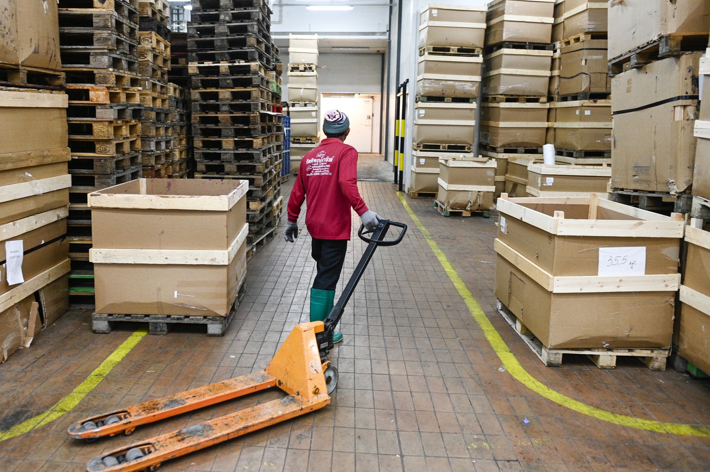 Marjasesonkia vasta käynnistellään Pohjois-Suomessa. Sitten kun sesonki on kuumimmillaan, kainuulaiseen Arctic Internationaliin tuodaan yhden päivän aikana metsästä jopa 10 000 laatikkoa mustikkaa.