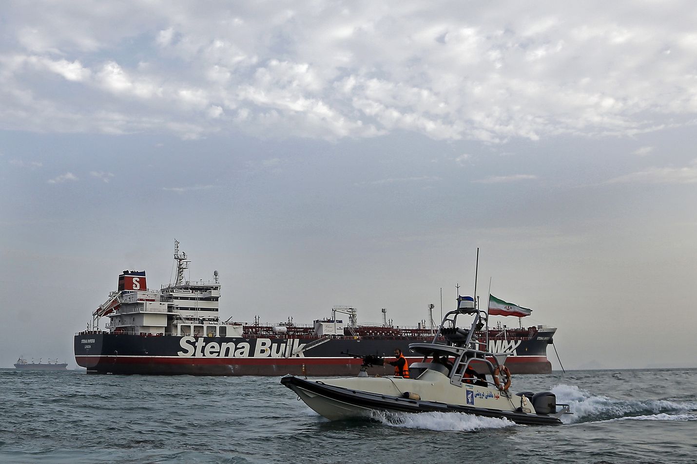 Iran kaappasi Britannian lipun alla purjehtivan Sten Impero -tankkerin Hormuzinsalmella perjantaina.
