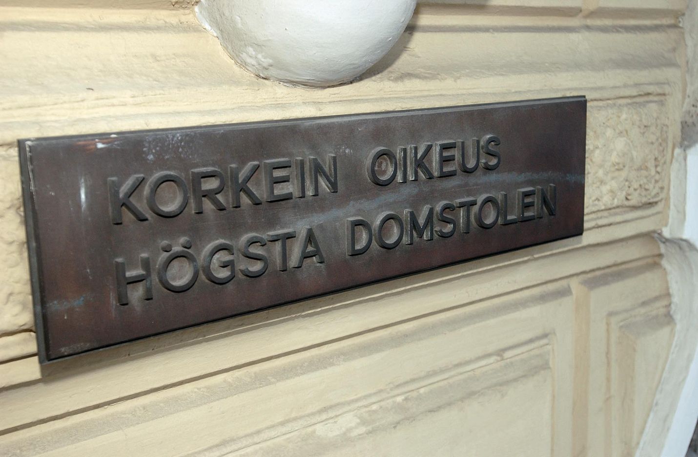 Korkein oikeus katsoi, että toimittajan kotiin tehty kotietsintä oli laillinen.