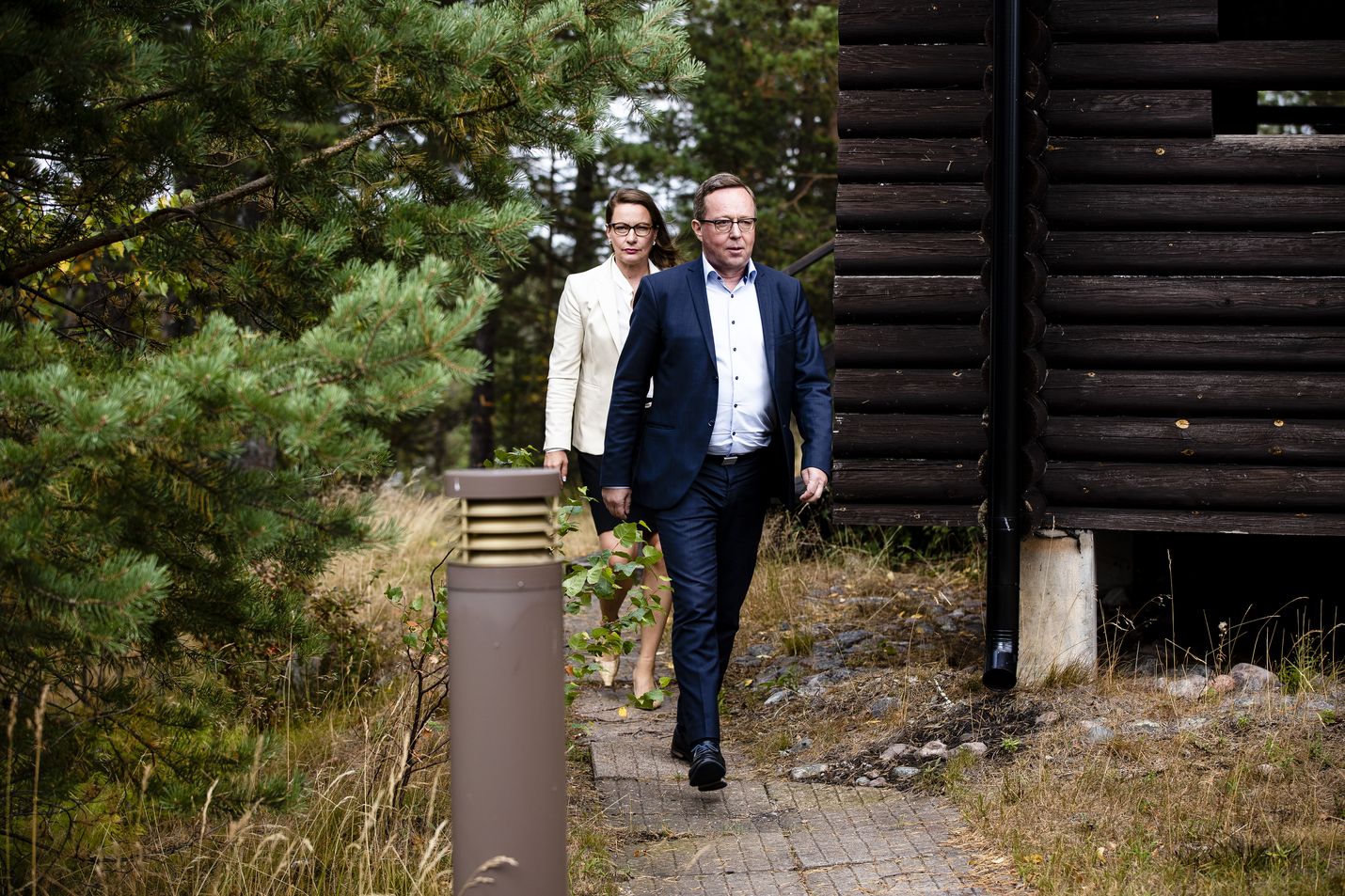 Valtiovarainministeri Mika Lintilä ja valtiovarainministeriön viestintäjohtaja Liinu Lehto saapumassa tiedotustilaisuuteen Espoon Moisniemessä Rajavartiolaitoksen huvilalla.