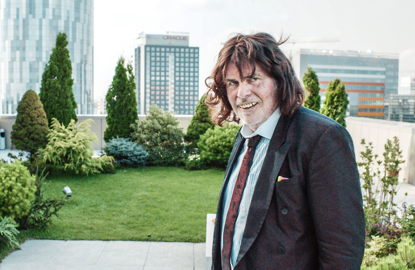 Peter Simonischek on isä, joka yrittää parantaa suhdetta tyttäreensä Isäni, Toni Erdmann -draamakomediassa.