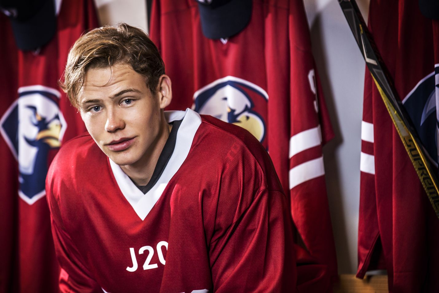 Edvard Olsson on perheen jääkiekkoilevan pojan Eliaksen roolissa Yle Areenassa nähtävässä ruotsalaisessa Eagles-sarjassa.