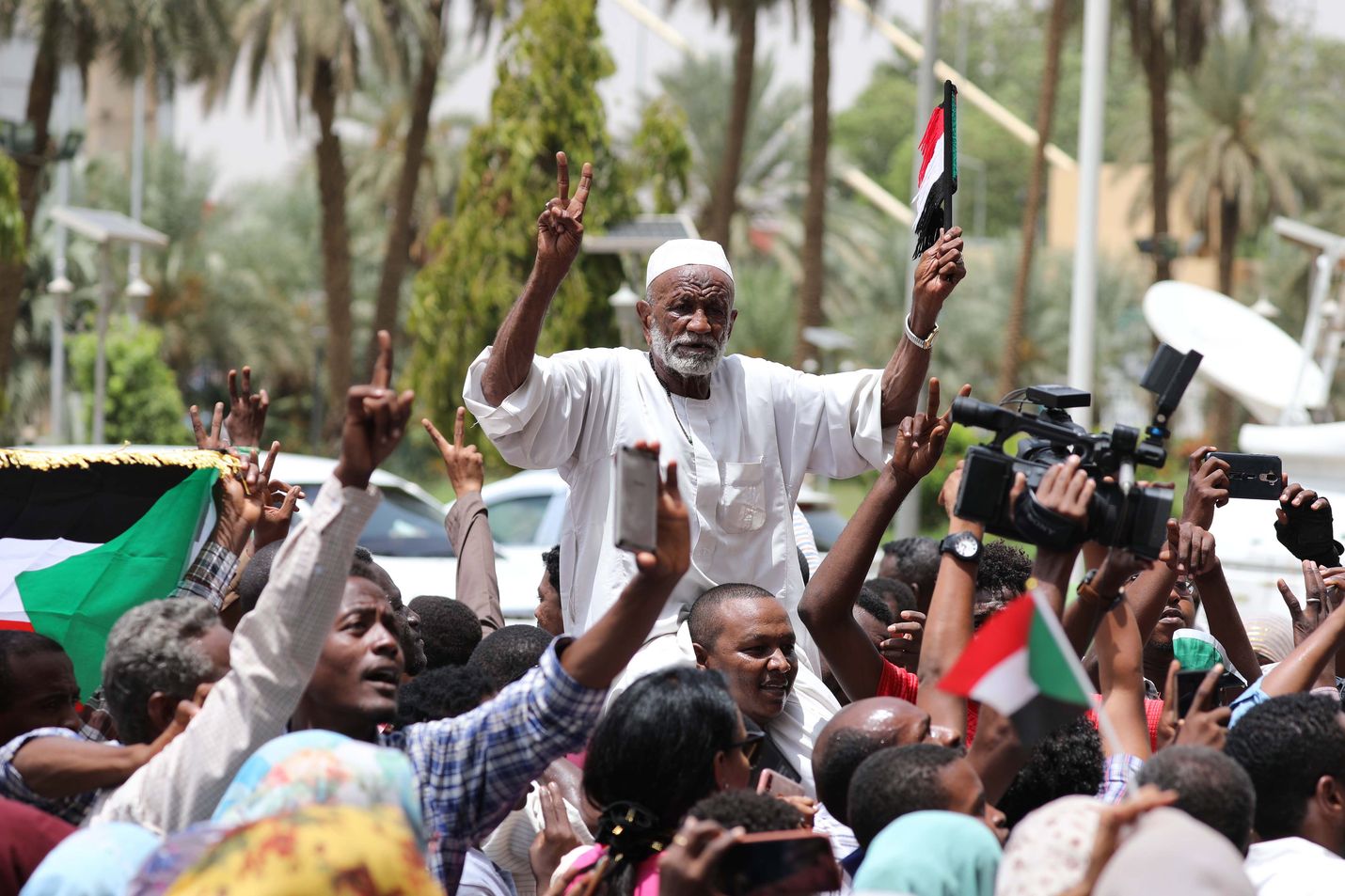 Juhlatunnelma täytti Sudanin kaupunkien kadut, kun tieto armeijan ja opposition perustuslaillisen julistuksen sovusta levisi.