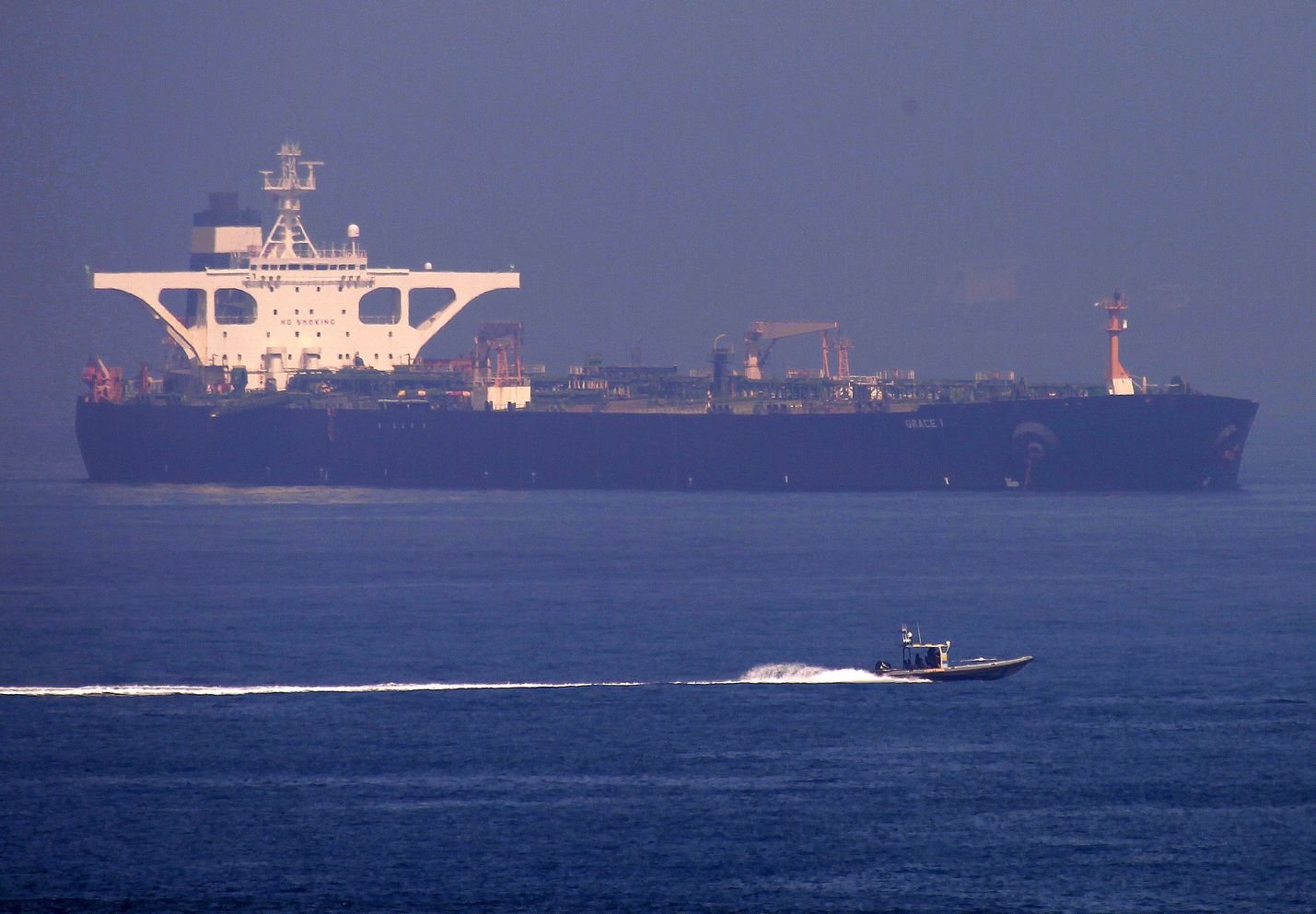 Britannian kommandot ottivat Iranin lipun alla seilaavan tankkerialuksen haltuunsa Välimerellä Gibraltarin edustalla heinäkuun alussa. Tankkerin epäiltiin vievän öljyä Syyriaan, mikä on vastoin EU-maiden asettamia pakotteita.