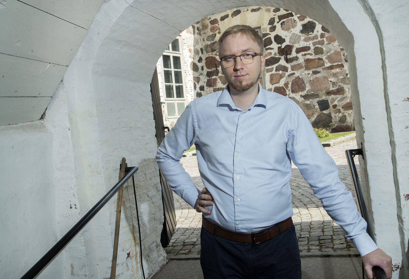 Sinisistä eroava Simon Elo aikoo keskittyä kuntapolitiikkaan ja opiskeluun. Hän jatkaa sinisten valtuustoryhmässä sitoutumattomana.