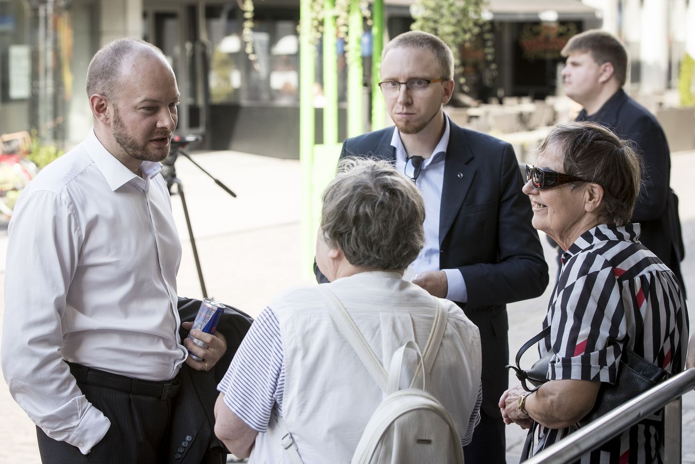 Simon Elo (kuvassa oik.) kommentoi Lännen Median haastattelussa, että eropäätökseen vaikutti Sampo Terhon (vas.) vetäytyminen politiikasta. Arkistokuva.