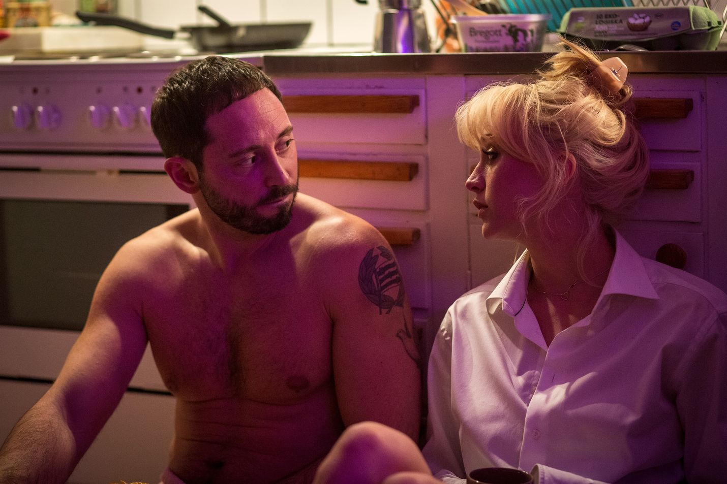 Taloustoimittaja Bealla (Julia Ragnarsson) on suhde liikaa riskejä ottaneen pankin toimitusjohtajan (Matias Varela) kanssa.