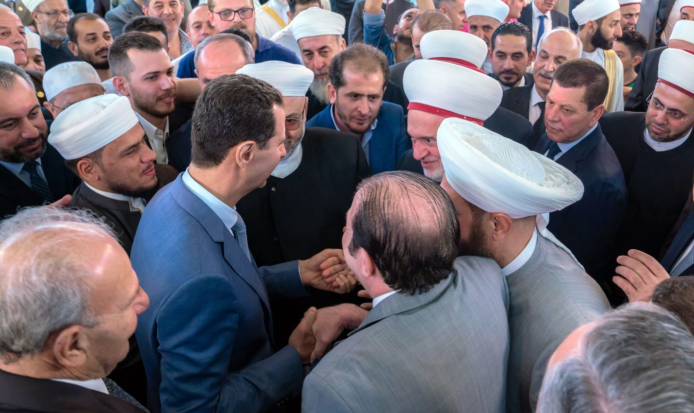 Syyrian presidentti Bashar al-Assad (kesk.) osallistui rukouksiin al-Aframin moskeijassa Damaskoksessa 11. elokuuta. Assadin joukot ovat edenneet merkittävästi Idlibin maakunnassa.