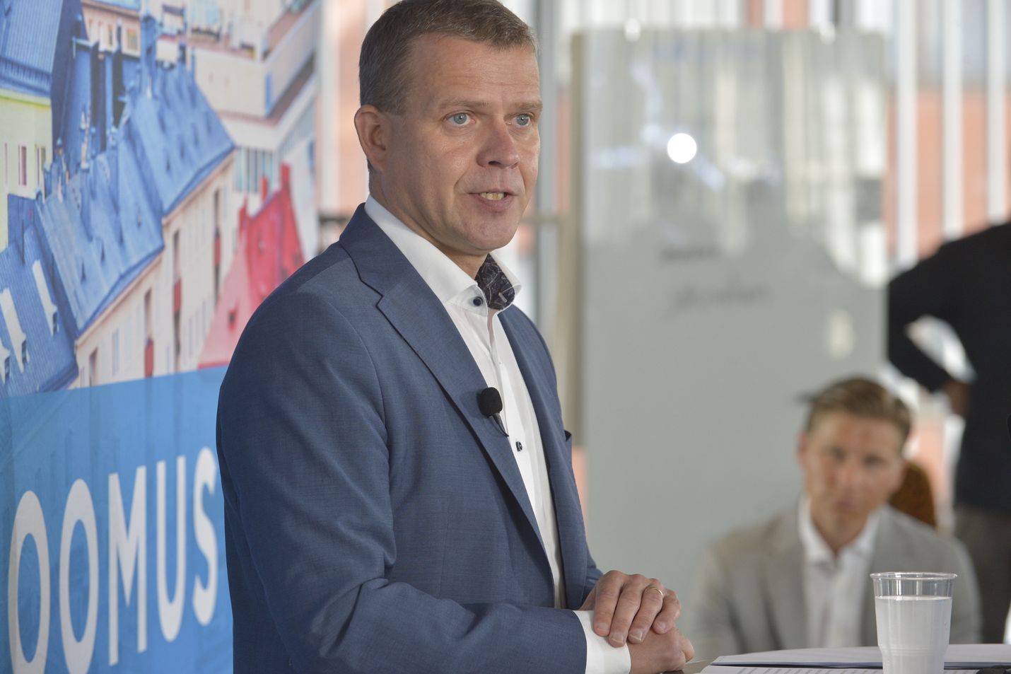 Kokoomuksen puheenjohtaja Petteri Orpo kertoi Turussa, että kokoomus aikoo esitellä työllisyyspaketin keskiviikkona. Taustalla varapuheenjohtaja Antti Häkkänen.