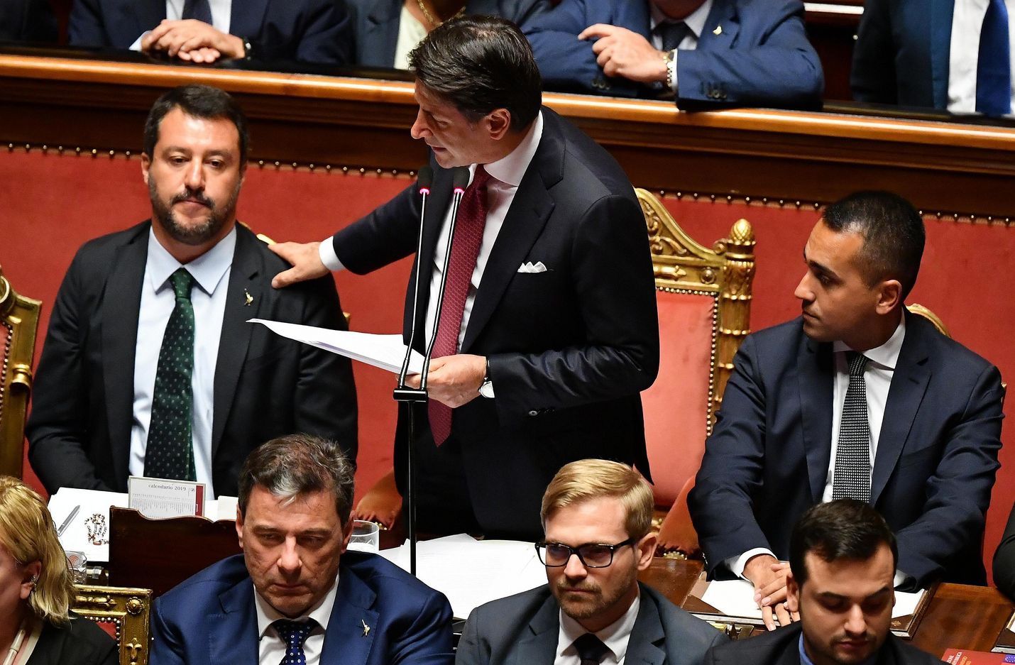 Pääministeri Giuseppe Conte (keskellä) ripitti varapääministerin ja sisäministerin Matteo Salvinin (vas.) samalla, kun hän ilmoitti erostaan.