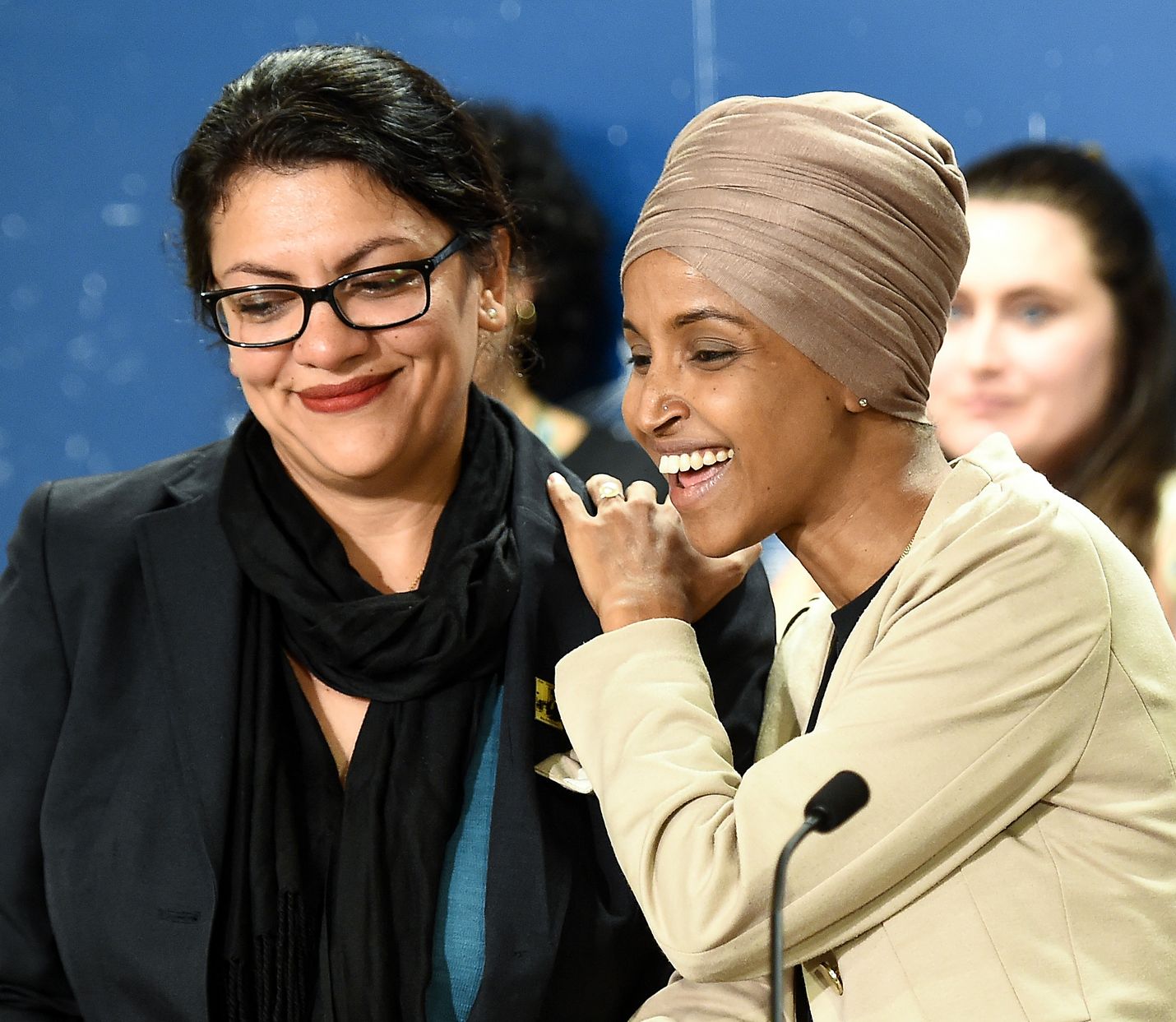 Edustajainhuoneen demokraattijäsenet Ilhan Omar (oik.) ja Rashida Tlaib pitivät tiedotustilaisuuden Minnesotan St. Paulissa maanantaina.