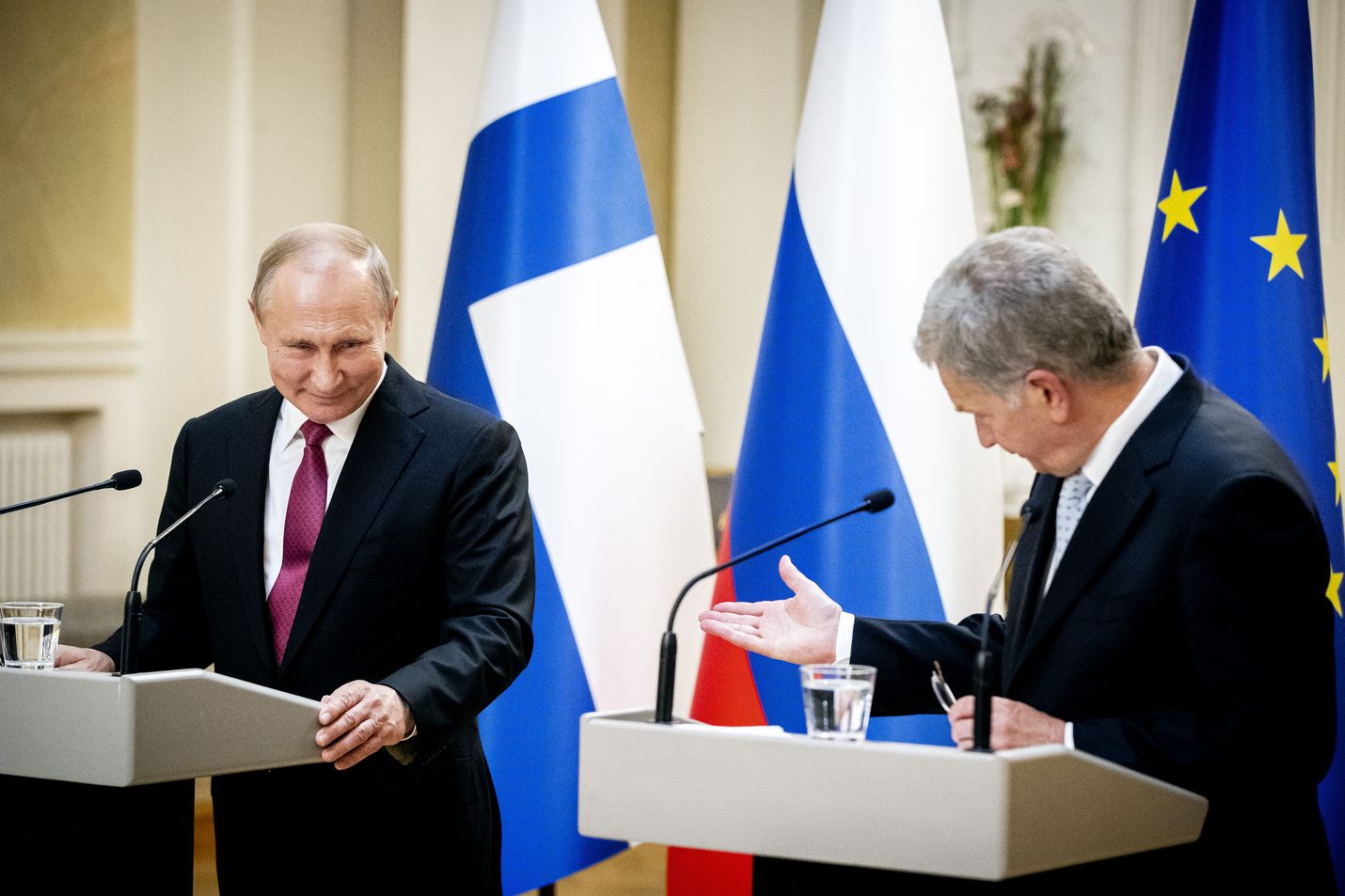 Presidentit Vladimir Putin ja Sauli Niinistö tapasivat Helsingissä keskiviikkona ystävällisissä tunnelmissa. Putinilla oli kuitenkin paljon hampaan kolossa Yhdysvaltoja kohtaan, eikä toimittajien "hellä huolenpito" venäläisten ihmisoikeuksista ilahduta.