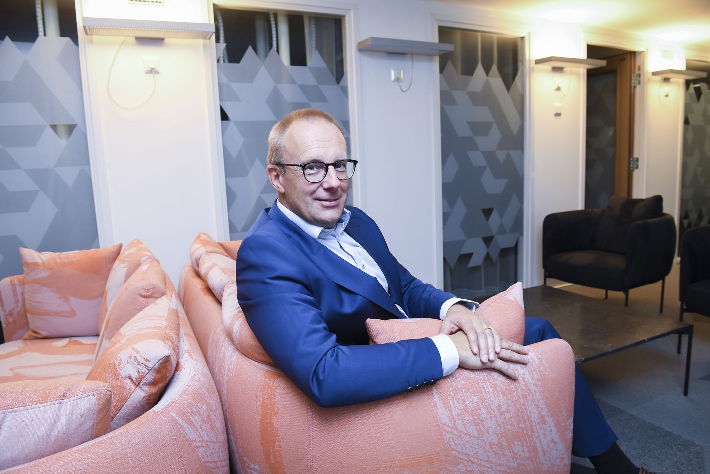 Suomen Ammattiliittojen Keskusjärjestö SAK:n puheenjohtaja Jarkko Elorannan mukaan Kokoomuksen näkemykset mukailevat esimerkiksi Elinkeinoelämän keskusliiton aiempia ehdotuksia.