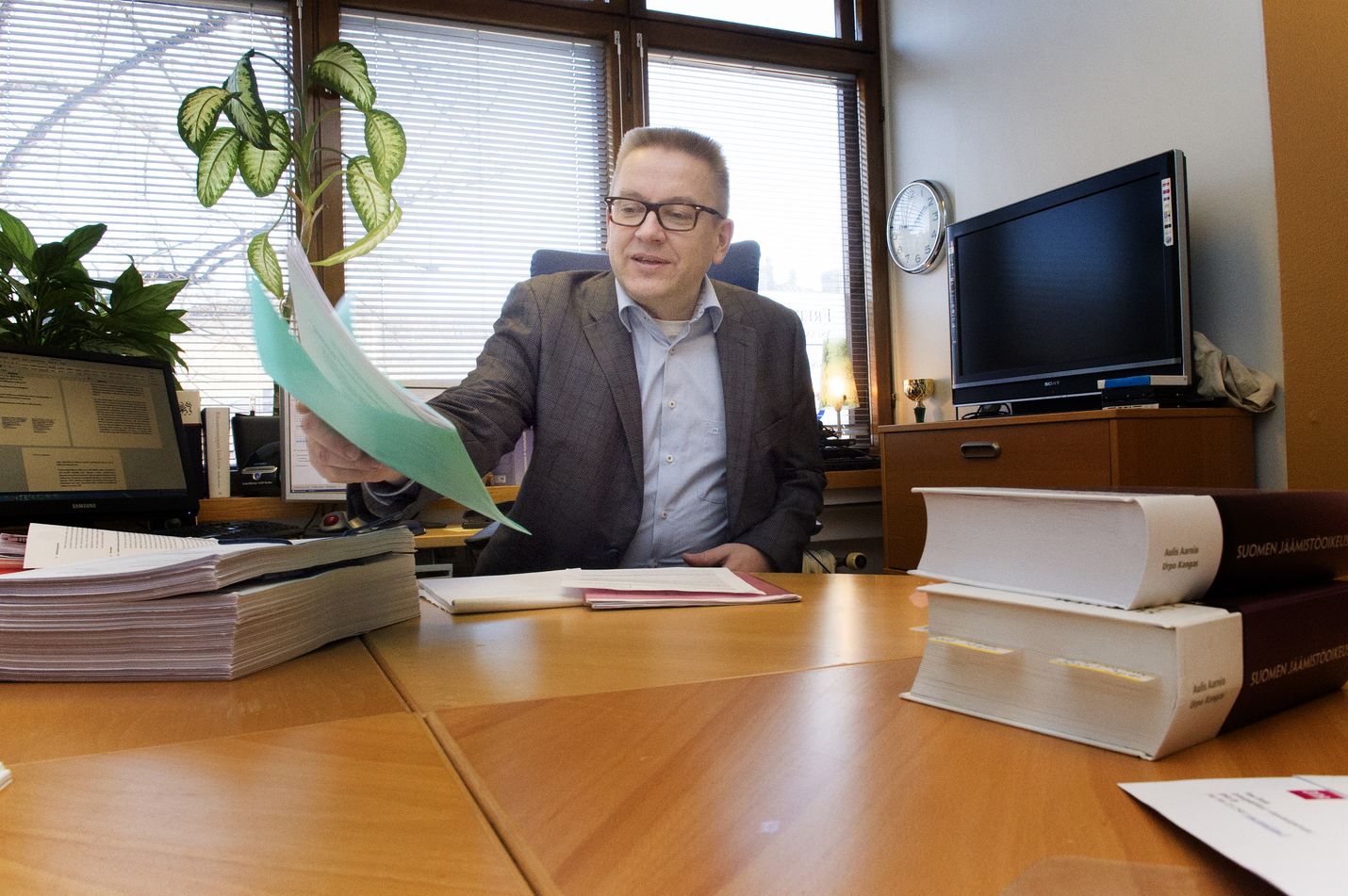 Helsinkiläinen asianajaja Markku Fredman palkittiin työstään perus- ja ihmisoikeuksien eteen.