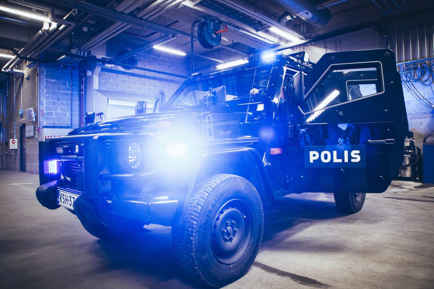 Lehtitietojen mukaan kiinniotto-operaatiossa oli mukana´panssariajoneuvoja (kuvassa) sekä helikopteri ja veneitä. Arkistokuva.