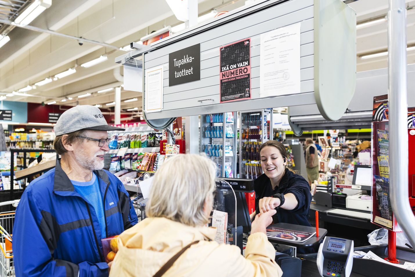Kesätyöntekijä Laura Syri palveli sunnuntaina Kauno Paanasta ja Anja Pitkästä. "Ikävä kyllä emme kuulu voittajiin", Paananen ja Pitkänen nauroivat.