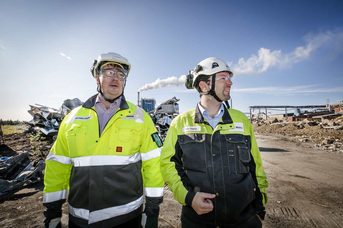Metsä Groupin Kemin biotehtaan projektijohtaja Jari-Pekka Johansson (vas.) ja Kemin-tehtaiden johtaja Tomi Seppä katselevat Sahansaaren purkutyömaata, jonne rakennetaan uusi tehdas. Kemissä sellua on keitetty sadan vuoden ajan. Nykyinen tehdas on merkittävä työllistäjä.