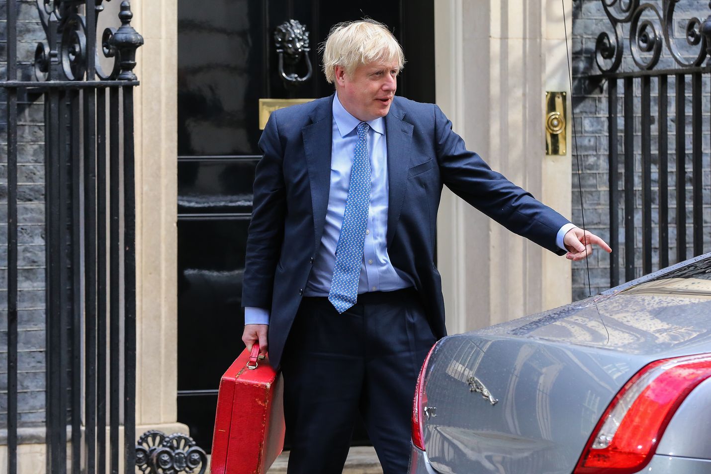 Britannian pääministeri Boris Johnson lähti virka-asunnoltaan kohti parlamenttia keskiviikkona.