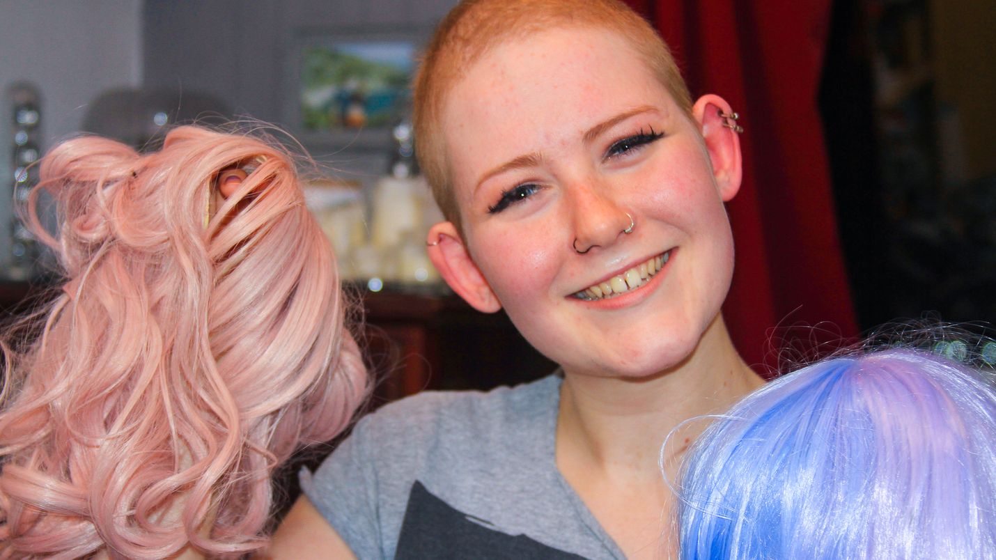 Chloe Thurloe menetti pitkät vaaleat hiuksensa kemoterapiassa. Hänellä on kokelma erilaisia perukkeja.