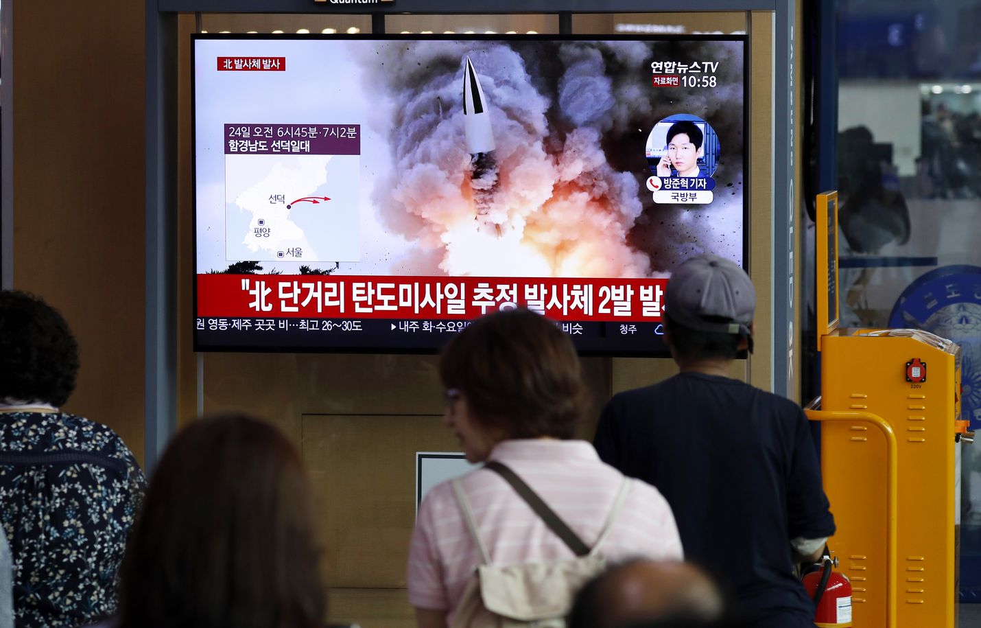 Etelä-Koreassa seurattiin uutislähetystä Pohjois-Korean ohjuslaukaisusta elokuussa. Arkistokuva.