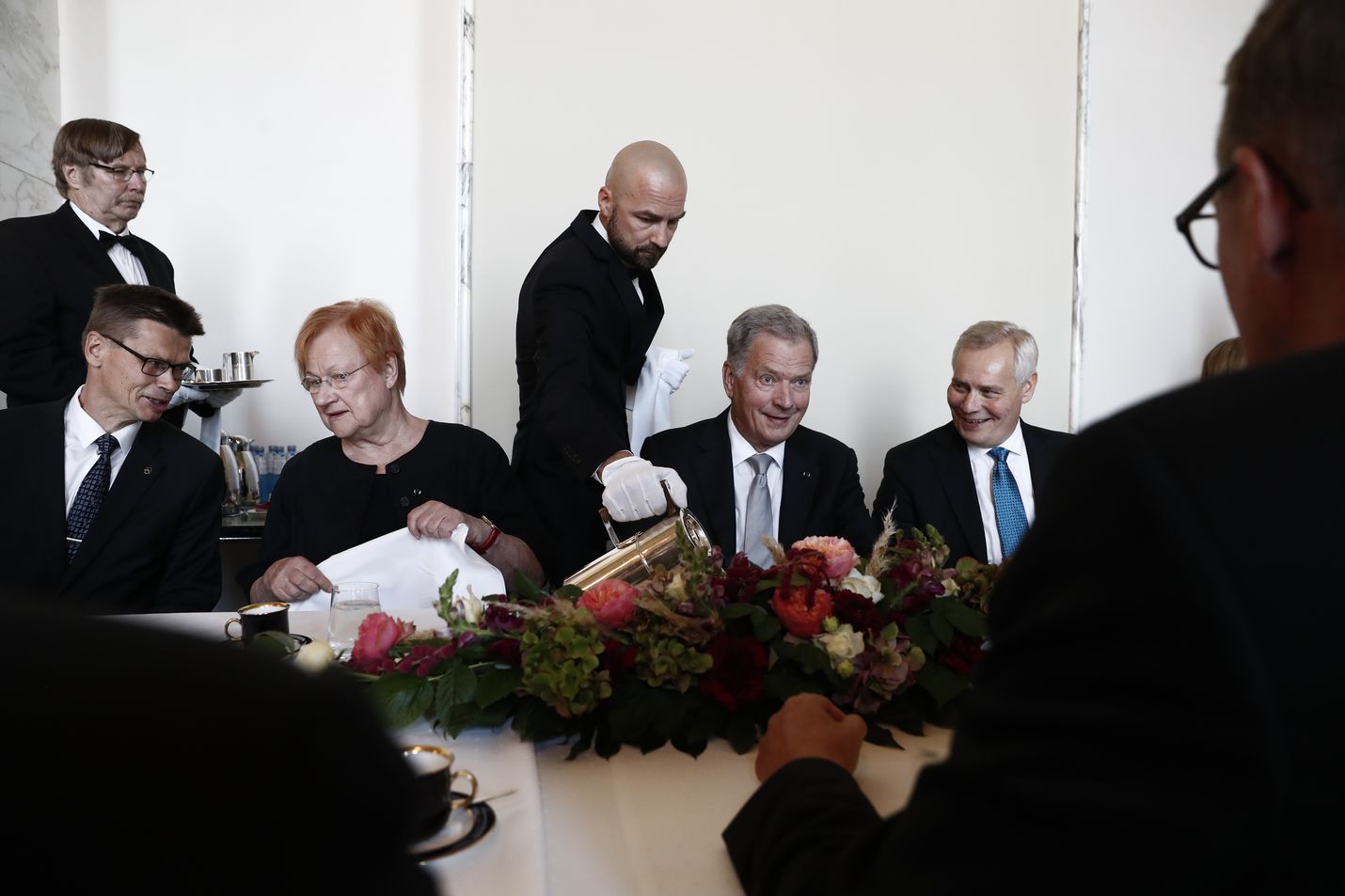 Tasavallan presidentti Sauli Niinistö osallistui eduskunnassa hallitusmuodon satavuotisjuhliin. Kahvitilaisuudessa vieressä istuivat presidentti Tarja Halonen ja pääministeri Antti Rinne.