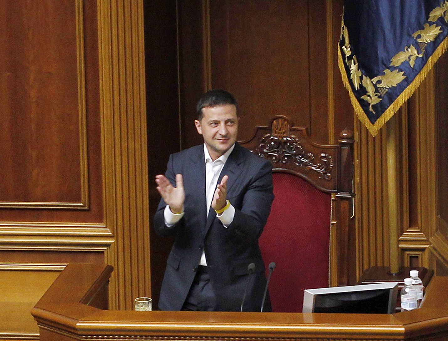 Ukrainan presidentti Volodymyr Zelenskyi oli parlamentissa paikalla, kun iso paketti uudistuslakeja hyväksyttiin viime viikolla. Torstaina entisen näyttelijän ja tv-tuottajan vieraaksi saapuu Suomen presidentti Sauli Niinistö.