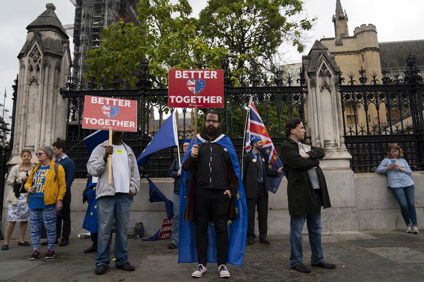 Mielenosoitukset Britannian parlamenttitalon edustalla jatkuivat torstaina, vaikka parlamentti on jo istuntotauolla.