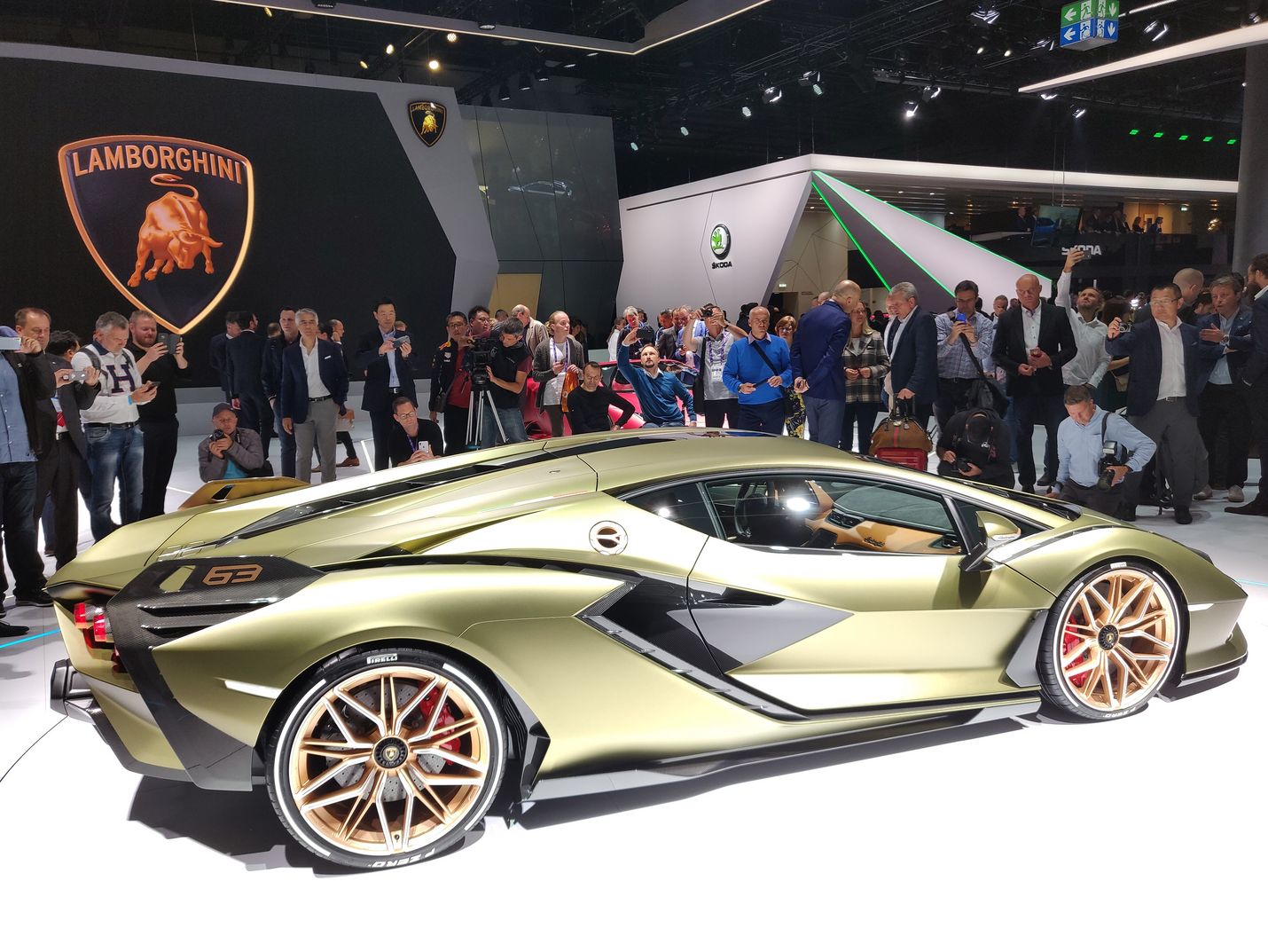 Sähköaikakaudella mikään ei ole pyhää edes Lamborghinissa, paitsi ehkä muotoilu. Sián-mallissa Lambon perinteiseen vapaasti hengittävään V12-moottoriin on yhdistetty 34 lisähevosta tuottava sähkömoottori. Yhteisteho on tyrmäävät 819 pollea ja huippunopeus yli 350 km/h. Auto ei ole vielä myynnissä.