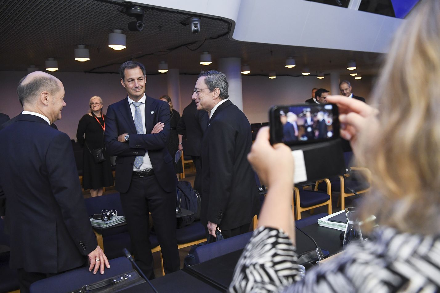 Euroopan keskuspankin pääjohtaja Mario Draghi (oikealla) osallistui EU:n valtiovarainministerien epäviralliseen Helsingin-kokoukseen. Kokous jatkuu lauantaina.