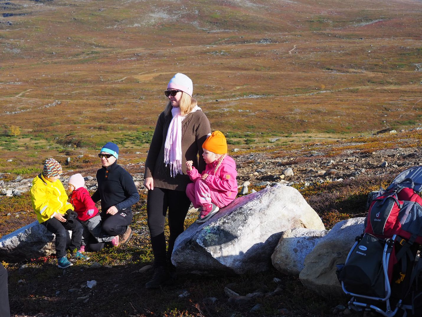 Luukkosen perhe kipusi Kilpisjärven Saanatunturille uusien portaiden yläpäähän. Huipulle asti Fanni, 4, Lempi, 2, ja Onni, 8, eivät vanhempiensa Tean ja Anssin kanssa jaksaneet nousta.