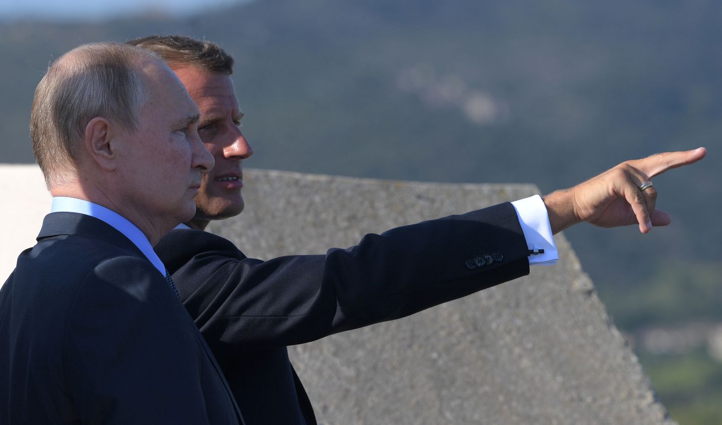 Ranskan presidentti Emmanuel Macron (oik.) yrittää haukata liian isoa palaa vikittelemällä Venäjän presidentti Vladimir Putinia Euroopan kumppaniksi, varoittaa ranskalaistutkija. Johtajat tapasivat elokuussa Etelä-Ranskan Besançonissa, jossa Putin oli Macronin vieraana.