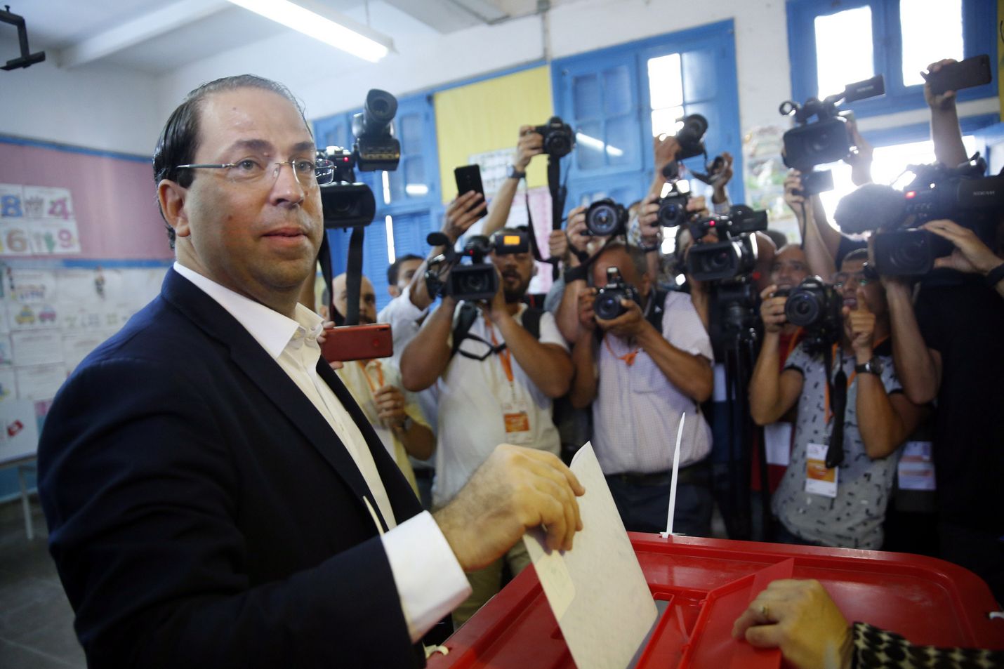 Tunisian pääministeri Youssef Chahdeh äänesti sunnuntaina vaalin ensimmäisellä kierroksella.
