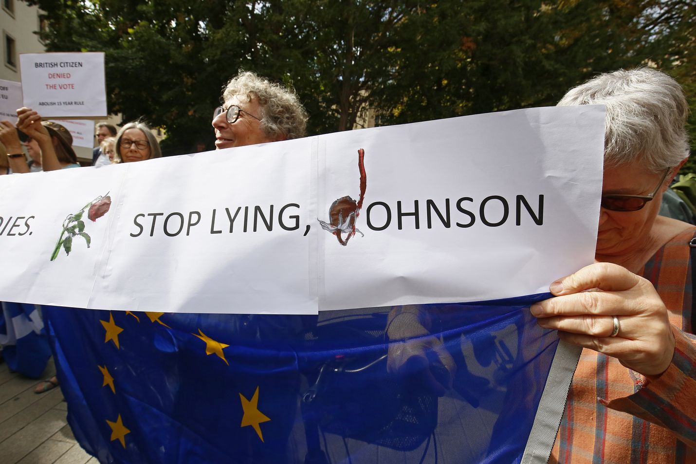 Brexitiä vastustavat mielenosoittajat vaativat pääministeri Boris Johnsonia lopettamaan valehtelemisen Luxemburgissa maanantaina.