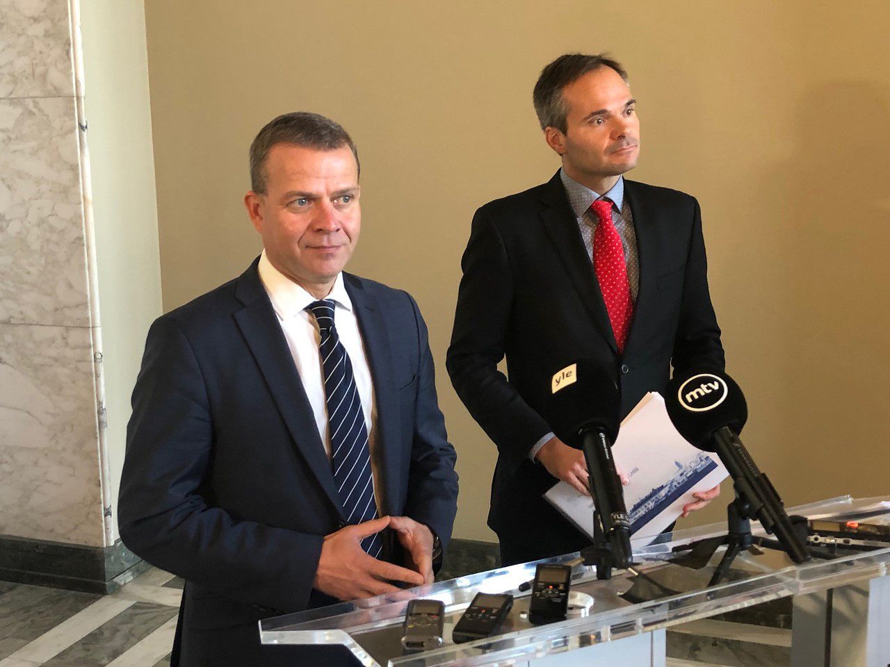 Kokoomuksen puheenjohtaja Petteri Orpo ja eduskuntaryhmän johtaja Kai Mykkänen esittelivät välikysymystä perjantaina eduskunnassa tiedotusvälineille.