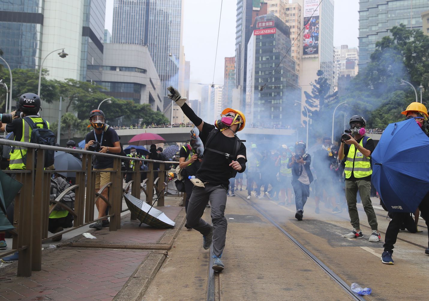 Mellakat ovat jatkuneet Hongkongissa jo kolme kuukautta. Sunnuntaina väkivaltaisuudet kiihtyivät taas.