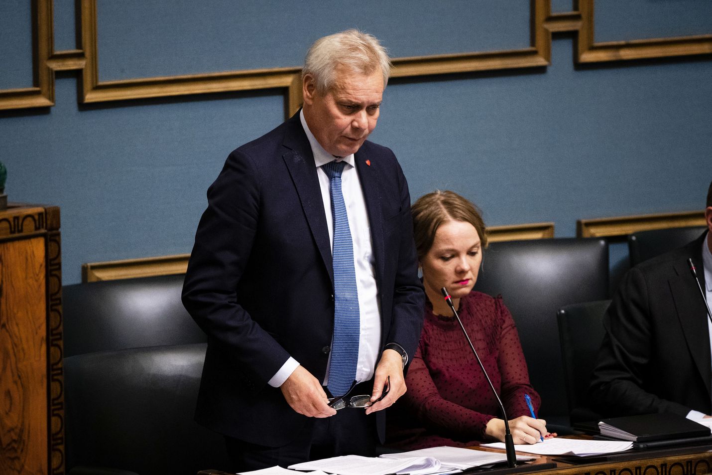 Vain viisi kuukautta vaaleista, ja pienituloisille eläkeläisille on tulossa ensimmäinen erä useamman vuoden kuluessa luvatusta sadasta eurosta, pääministeri Antti Rinne sanoi eduskunnassa tiistaina.